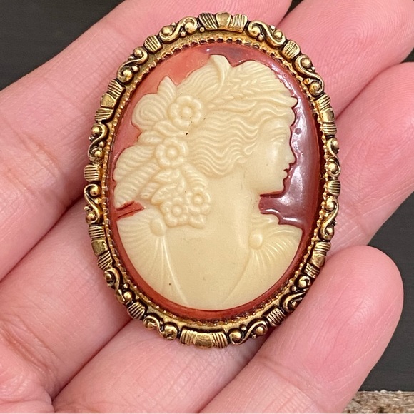 Vintage Unsigned Victorian Lady Cameo Brooch - Picture 5 of 10